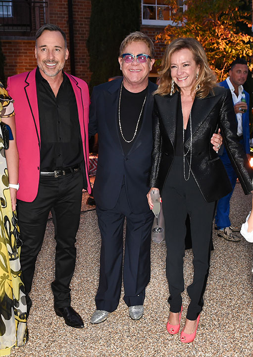 David Furnish, Elton John ( Elton John indossa un sautoire in oro giallo con 100 diamanti taglio ashoka e diamanti rotondi) e Caroline Scheufele