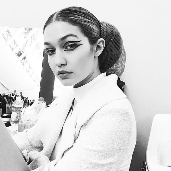 Dal backstage di Chanel, Gigi Hadid con l'eyeliner grafico.