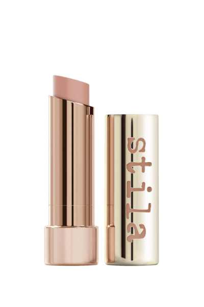 Nude Interlude Color Balm Lipstick è il rossetto Stila Cosmetics che vi servirà per ricreare un perfetto bare look. (Disponibile sul sito ufficiale al prezzo di 32.00$).