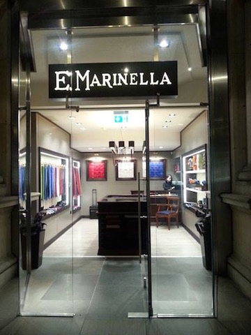 E.MARINELLA ha aperto a Londra, nella cornice del Royal exchange, la sua seconda boutique nella capitale. Lo store, di soli 20mq, ospita le collezioni di cravatte haute de gamme della griffe napoletana.