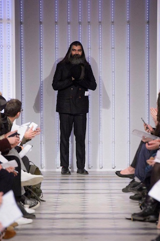 Il designer indiano SUKETDHIR ha vinto a Firenze l'INTERNATIONAL WOOLMARK PRIZE dedicato alla moda maschile. Il premio consiste in una somma di denaro e la possibilità di essere distribuito attraverso i retailer partner di Woolmark.