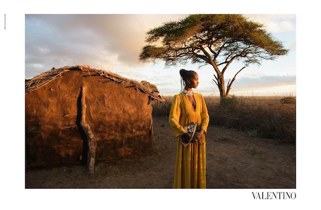VALENTINO ha chiamato il celebre fotografo Steve McCurry per realizzare la nuova campagna primavera estate 2016. L'adv è stata scattata nei paesi popolati dai Masai dell'Amboseli Park tra il Kenya e la Tanzania.