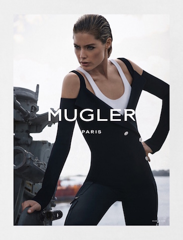 MUGLER svela la nuova campagna pubblicitaria per la primavera estate 2016. Musa dell'adv è la top model DOUTZEN KROES fotografata dal fotografo americano Christian McDonald.