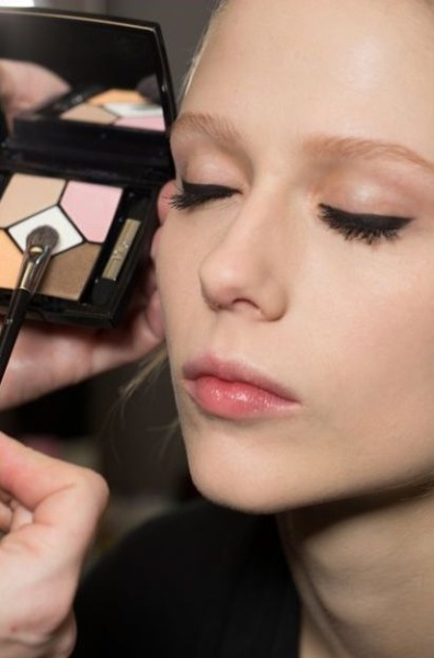 Dior: per il primo look una base flawless accompagna un occhio marcato di nero e labbra nude.