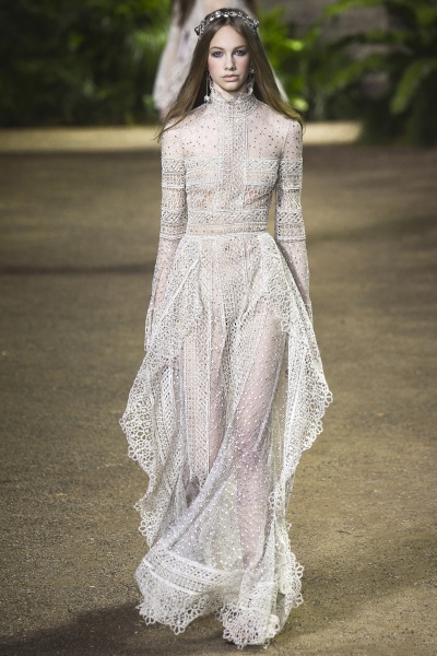 Le eteree principesse di Elie Saab sfilano con fluenti chiome con preziosi accessori e un make up nude dai toni freddi.