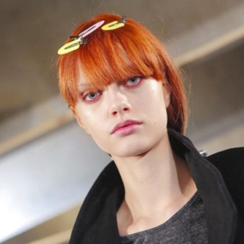 Da Givenchy lo sguardo è acidulo, nei toni del rosso e dell'arancio.