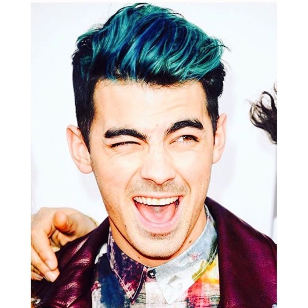Joe Jonas con il suo arcobaleno nei capelli