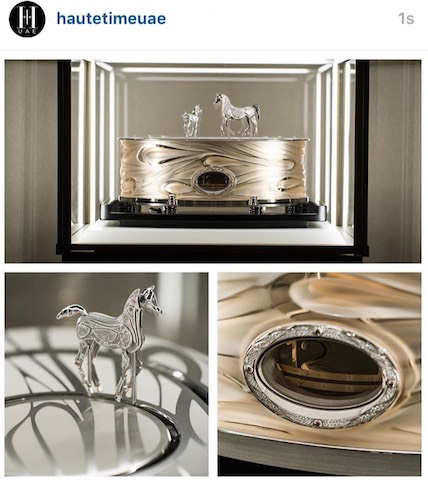 PARMIGIANI FLERIEUR ha presentato l'orologio da tavolo "Hippologia" dal valore di 2,4 milioni di franchi svizzeri. L'orologio è in cristallo di Lalique e rifiniture in oro bianco.