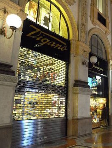 CHANEL ha annunciato che subentrerà allo storico negozio di cappelli Viganò situato in GALLERIA VITTORIO EMANUELE  a Milano. Il contratto durerà fino al 2020 e non sarà rinnovato. Chanel pagerà oltre 300 mila euro d'affitto mensil per questo spazio di 120 mq.