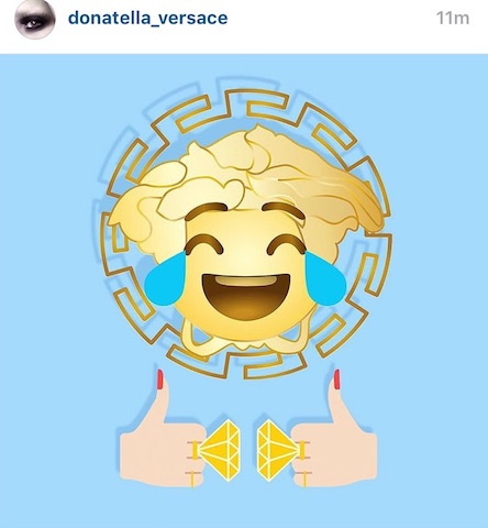 DONATELLA VERSACE ha annunciato sul proprio profilo instagram il lancio dell'app piena di emoticon VERSACE EMOJI.