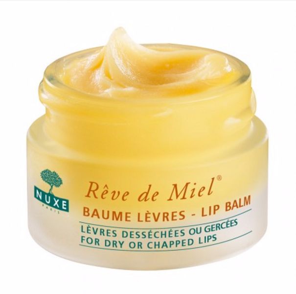 Nuxe Rive de Miel Lip Balm: il celebre balsamo delle makeup artist non solo idrata e rimpolpa le labbra, ma, grazie al suo finish mat, è un ottimo primer labbra. €10,25