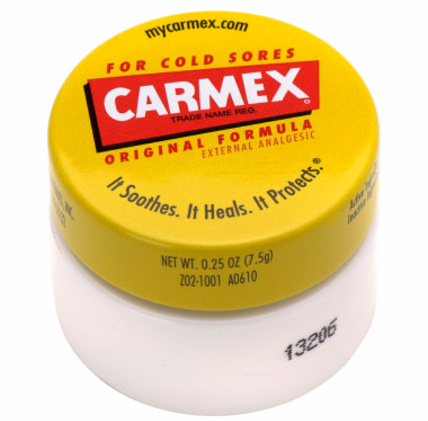 Carmex lip balm: balsamo iper riparatore usato nei back stage delle sfilate in caso di estrema secchezza. €2,80.
