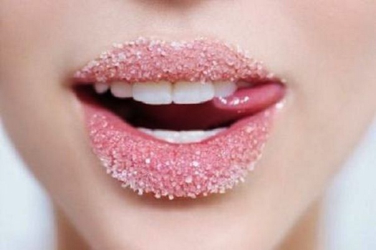 Effettuate uno scrub alle labbra due volte a settimana o quotidianamente durante la vostra routine serale: sarà un momento goloso oltre che un gesto beauty.