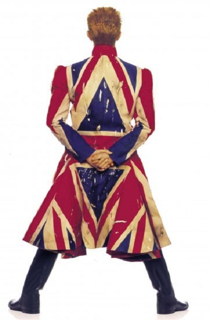 1997 per la copertina Earthling con un cappotto Union Jack disegnato da Alexander McQueen in collaborazione con David Bowie