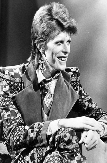 1974 David Bowie con un colpeto damascato e orecchini chandelier