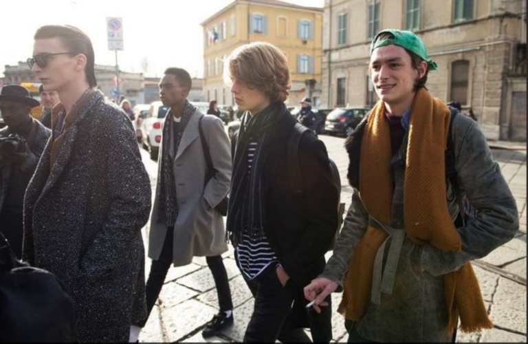 Street Style da Milano Moda Uomo: tagli boyish per ragazzi giovani e vivaci.