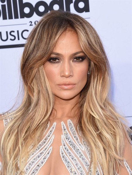 Jennifer Lopez: come apparire bellissime a 46 anni. La celeb ha mostrato il suo nuovo colore ai recenti Music Awards.