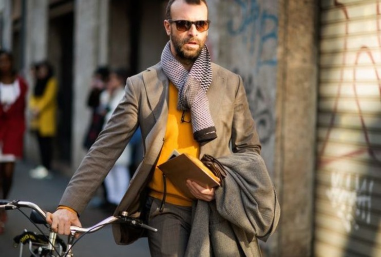 Street Style da Milano Moda Uomo: capelli corti con barba media.