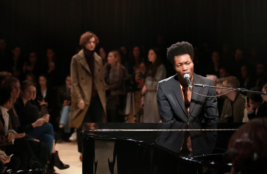 Benjamin Clementine wearing Burberry at the Burberry Menswear January 2016 Show_001