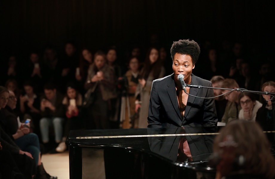 Benjamin Clementine wearing Burberry at the Burberry Menswear January 2016 Show_005