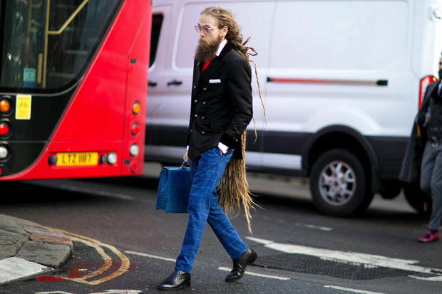 Street Style da Londra: lunghissimi dreads perché osare è sempre di tendenza.
