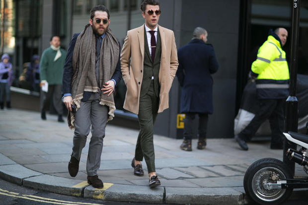 Street Style da Londra: barba lunga per uno e viso pulito per l'altro, ma entrambi con capelli impomatati.