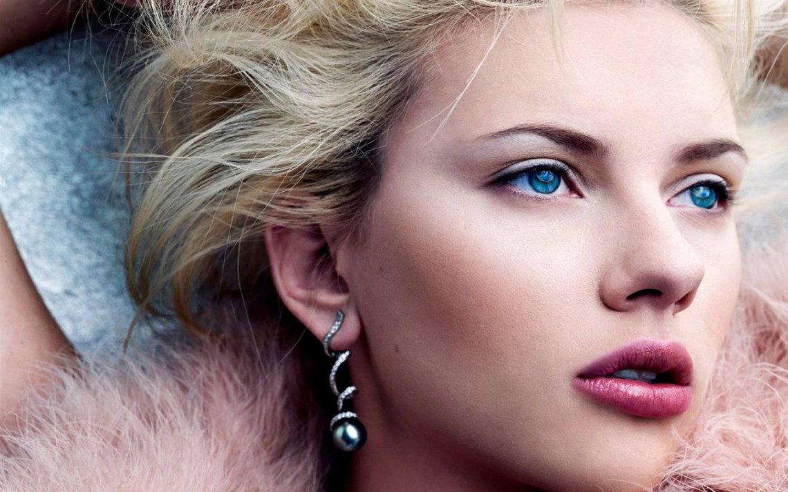 Scarlett Johansson con i suoi splendidi occhi azzurri