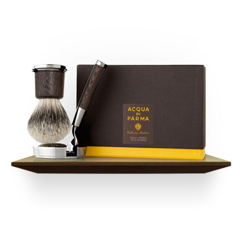 Per Lui l'esclusivo set della Collezione Barbiere di Acqua di Parma: pennello e rasoio con lame Gilette.