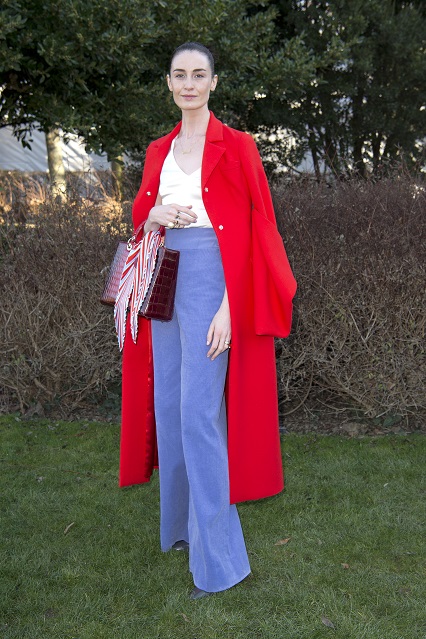 Erin O'Connor in Dior Haute Couture com Lady Dior bag e accessori Dior al Christian Dior show, Paris