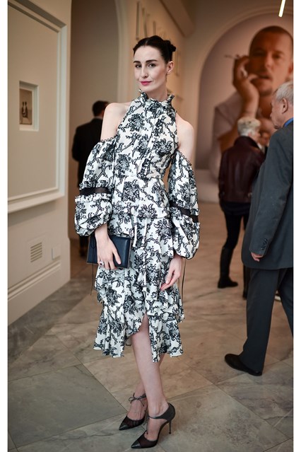 Erin O'Connor in Erdem e Smythson clutch al Vogue 100 Opening Party, London