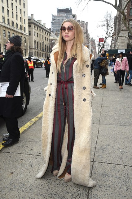 Immy Waterhouse con cappotto e occhaili da sole Chloe alla sfilata Tommy Hilfinger, NY
