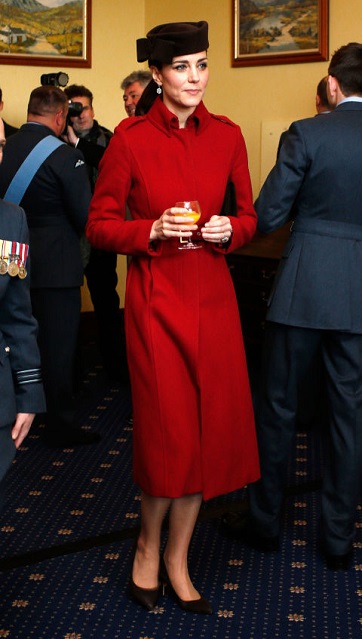 La Duchessa di Cambridge in L.K Bennett alla cerimonia della RAF Search and Rescue in Anglesey