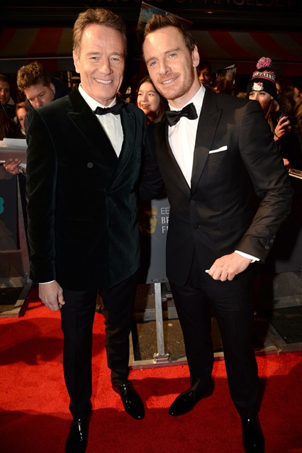 Michael Fassbander in Burberry e Bryan Cranston ai BAFTAs 2016