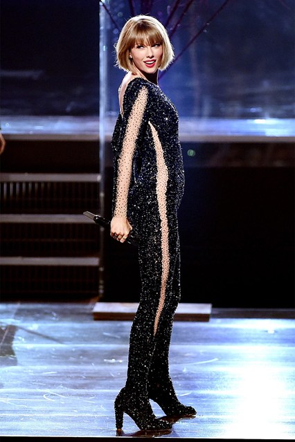 Taylor Swift, con stivali GRAN realizzati da Stuart Weitzman in esclusiva per lei, apre i Grammy con la sua ultima hit Out f The Woods