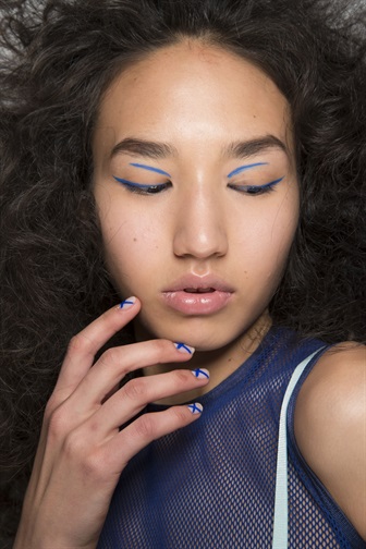 Chromat gioca con l'azzurro con geometrie su occhi e unghie